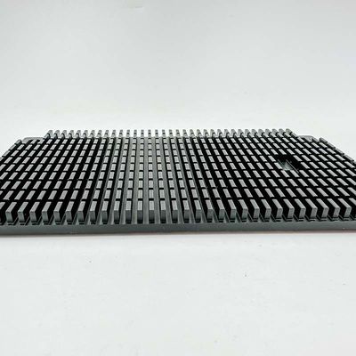 Disipador de calor de aluminio ranurado negro del amplificador de potencia de las piezas del CNC de la alta precisión que trabaja a máquina
