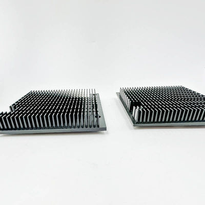 Disipador de calor de aluminio ranurado negro del amplificador de potencia de las piezas del CNC de la alta precisión que trabaja a máquina