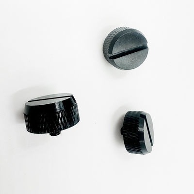 Los componentes del torno del CNC en negro piezas de aluminio trabajadas a máquina de encargo del anodizado